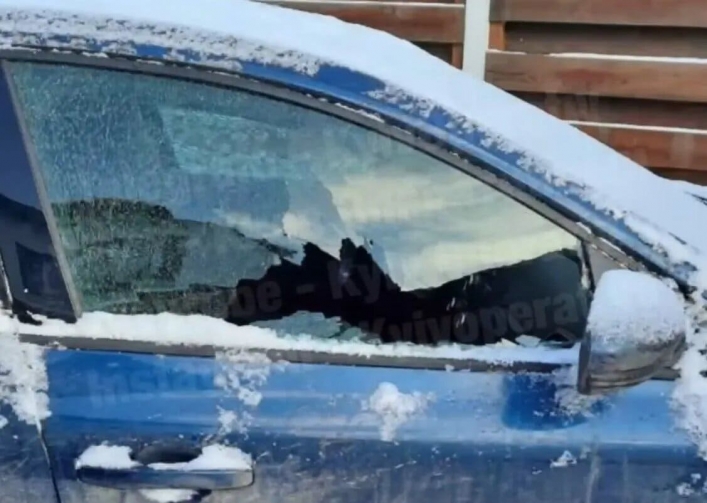 В Киеве из-за мороза у машины лопнуло стекло